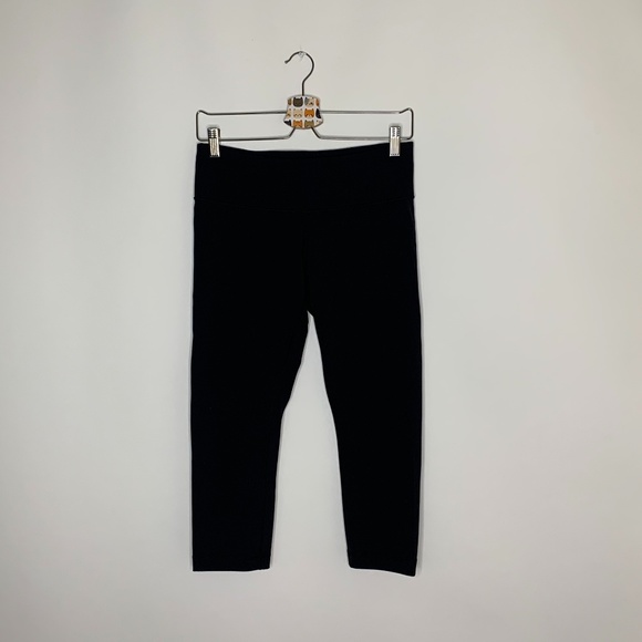 lululemon athletica Pants - Lululemon black cropped Capri leggings size 8